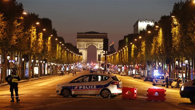 La policía cerró la avenida de los Campos Elíseos tras un tiroteo en París, Francia.