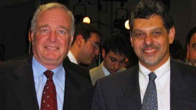 المهندس والكاتب الكنديّ المصري إيهاب لطيّف (إلى اليمين) برفقة رئيس الحكومة الكنديّة الأسبق بول مارتان