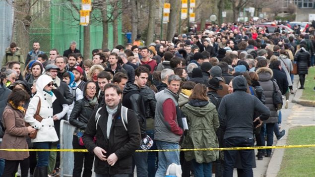 Inmigrantes y residentes franceses en Canadá hacen fila en Montreal para votar en la primera vuelta de la elección presidencial en Francia. 