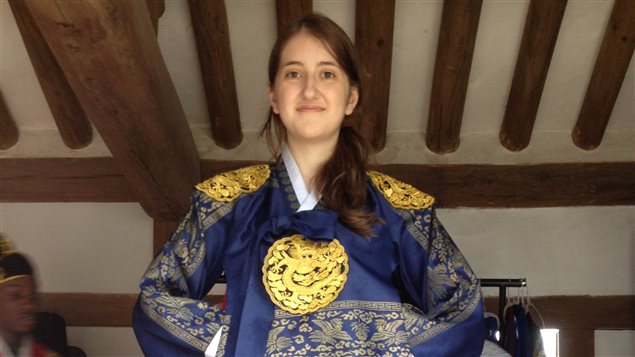 Zoé Beaulieu Prppick en robe traditionnelle (le hanbok) sud-coréenne Zoé Beaulieu Prppick en robe traditionnelle (le hanbok) sud-coréenne