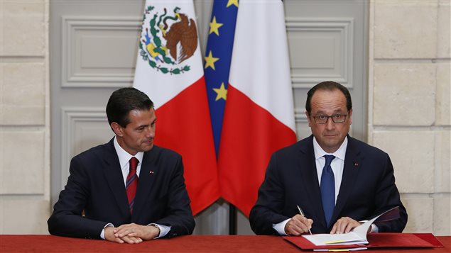 El presidente mexicano Enrique Peña Nieto y el presidente francés François Hollande durante la firma de un acuerdo en París el 6 de julio 2015. 