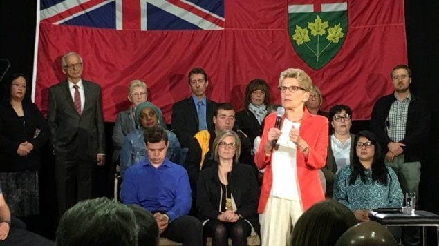 Kathleen Wynne, première ministre de l’Ontario, lors de l’annonce du projet pilote de revenu minimum garanti à Hamilton le 25 avril dernier.