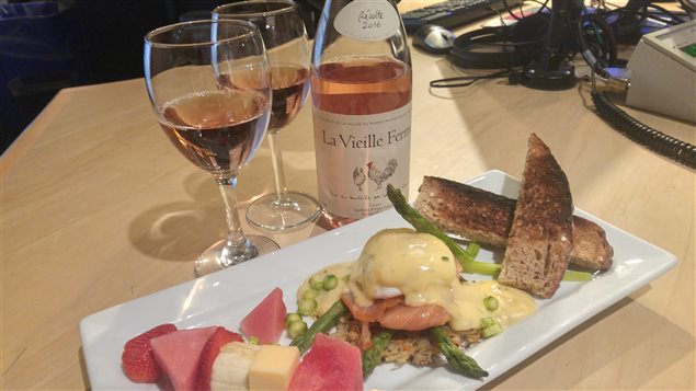 Photo du plat avec deux verrres de vin rosé Photo du plat avec deux verrres de vin rosé