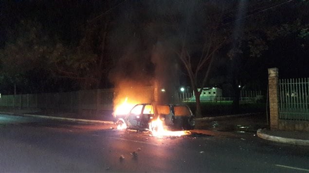 Vehículo incendiado por los ladrones en Ciudad del Este, Paraguay, durante su fuga. 