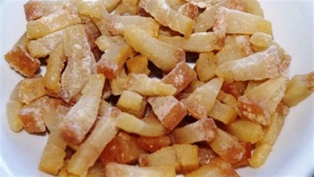 Los célebres scrunchios, que es grasa de cerdo salada, se combinan magníficamente con la carne del bacalao, una delicia de la provincia de Terranova.