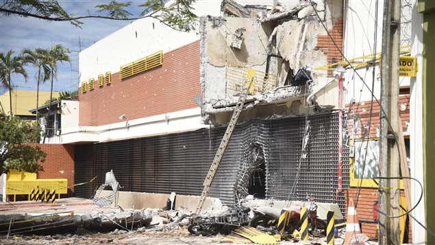 La sede parcialmente demolida de la compañìa Prosegur después que los asaltantes hubieran puesto explosivos, en Ciudad del Este, Paraguay, el lunes 24 de abril 2017.