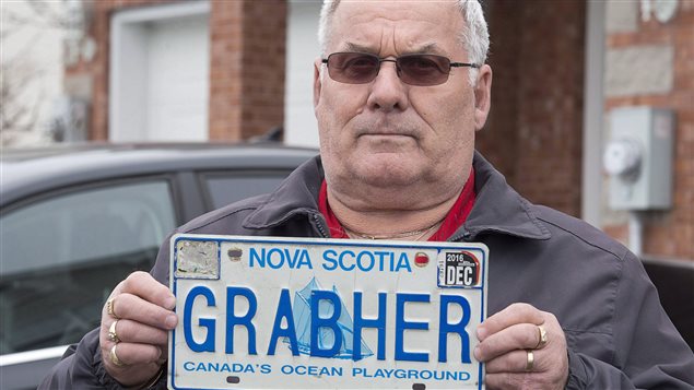 En un hecho similar, un hombre de Nueva Escocia fue obligado a retirar su apellido de la placa de su auto.