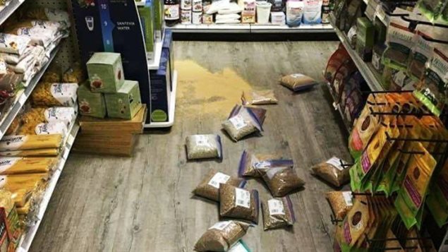 مواد غذائية أوقعها الزلزال أرضاً في متجر في وايتهورس فجر اليوم