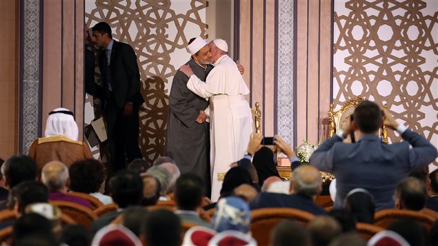البابا فرنسيس يعانق شيخ الأزهر أحمد الطيب في مؤتمر الأزهر العالمي للسلام في القاهرة يوم الجمعة 28 نيسان (أبريل) 2017