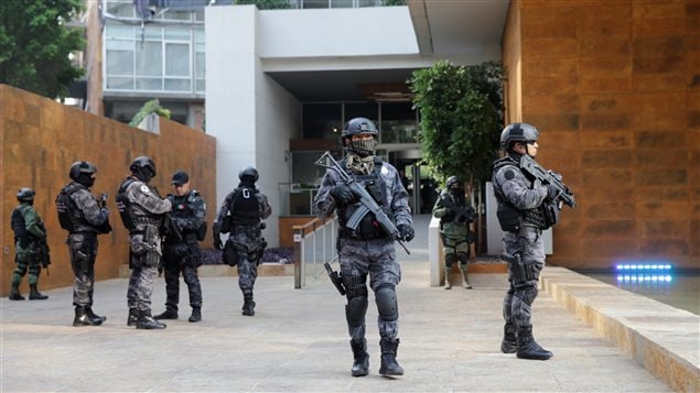 Policías armados motan la guardia frente al edificio donde se capturó a Dámaso *El Licenciado* López en Ciudad de México. 