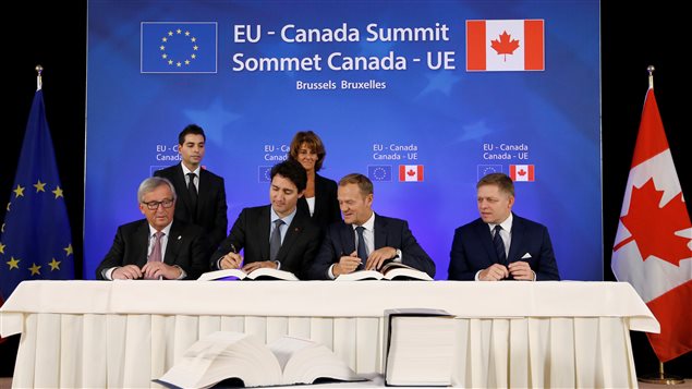 (L-R) European Commission President Jean-Claude Juncker, Canada’s Prime Minister Justin Trudeau, European Council President Donald Tusk and Slovakia’s Prime Minister Robert Fico attend the signing ceremony of the Comprehensive Economic and Trade Agreement (CETA), at the European Council in Brussels, Belgium, October 30, 2016.