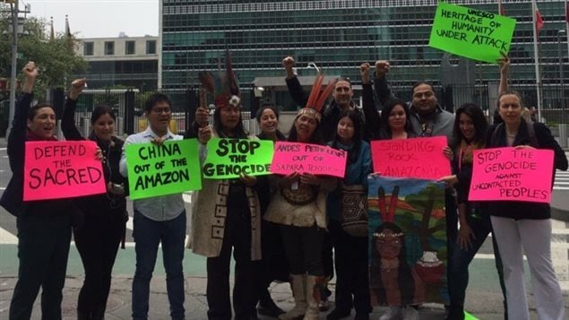 Representación de los indígenas sapara de Ecuador en la sede de la ONU en Nueva York, exigiendo que las petroleras chinas no ingresen a sus territorios.