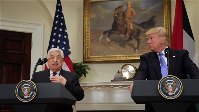 الرئيس الأميركي دونالد ترامب (إلى اليمين) والرئيس الفلسطيني محمود عباس في مؤتمر صحافي مشترك في البيت الأبيض في واشنطن في الثالث من أيار (مايو) الجاري