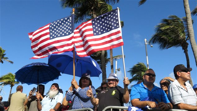 Partidarios de la afiliación de Puerto Rico a Estados Unidos apoyan a Ricardo Rosello, después de su juramentación como gobernador de la isla.  