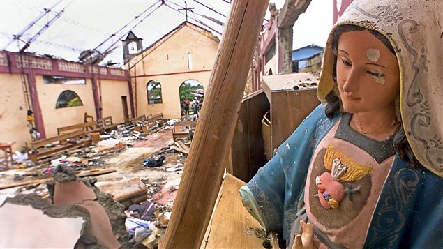 Iglesia bombardeada por las FARC en mayo del 2002.