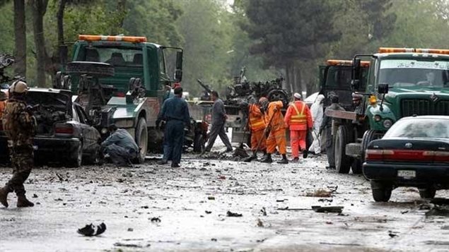 Ataque suicida en Kabul contra un convoy de transporte militar de la OTAN. 