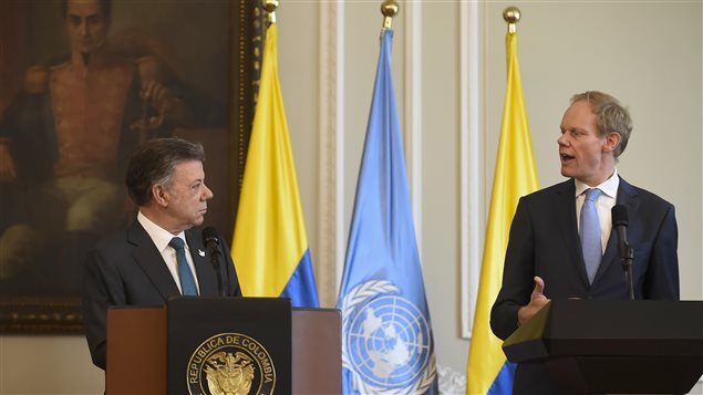 El presidente colombiano Juan Manuel Santos (izq.) con el embajador de Gran Bretaña ante Naciones Unidas el 4 de mayo 2017 en Bogotá, Colombia. 