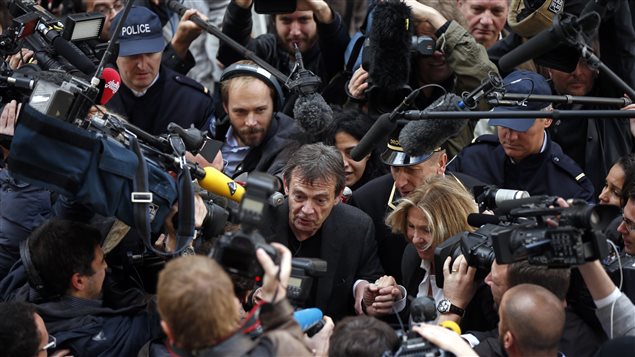 Pierre Lemaître, autor de la novela Au revoir la-haut (Nos vemos allá arriba) ganadora del Goncourt 2013, cercado por los periodistas después de haber recibido su premio.
