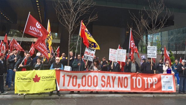 May 2016: Members of the Unifor trade union and the Council of Canadians join to protest TPP outside a luxury Toronto hotel where the House of Commons standing committee on international trade was holding a 1-day hearing into the 12-country ’free trade’ deal. The 170,000 were the number of names on an anti-TPP petition to that date