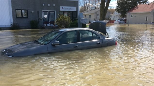 Some Pointe-Gatineau, Que., residents have had to abandon their cars trapped by flooding. Firefighters have gone door-to-door in parts of Gatineau to warn residents of the dangers of staying put as forecasts call for rain throughout the weekend. (CBC)