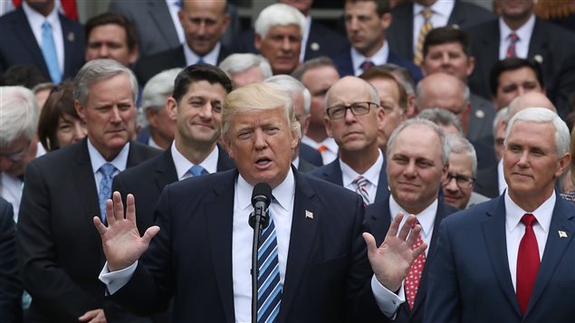 El presidente Donald Trump, rodeado por los diputados republicanos, después de la abolición de la Obama Care el 4 de mayo 2017