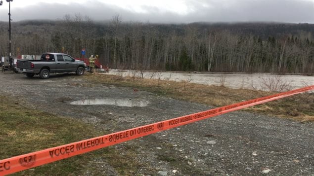 The search for the missing man and child in Rivière Sainte-Anne started again early this morning. 