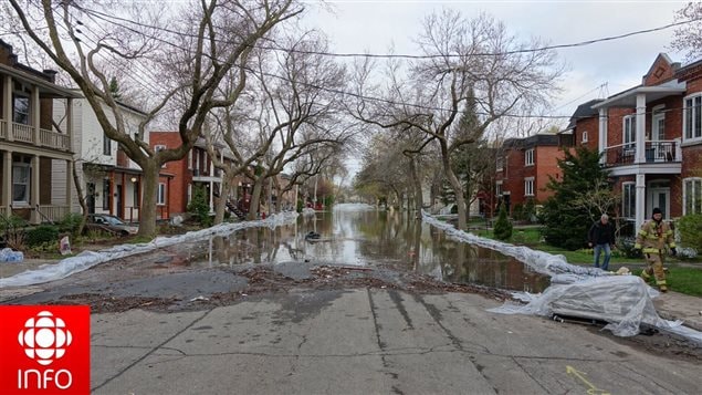 La calle Cousineau inundada en el barrio Ahuntsic-Cartierville en el norte de la ciudad de Montreal.