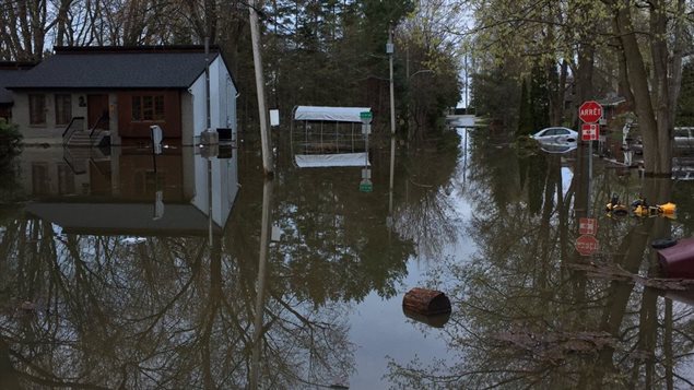 El estado de emergencia fue decretado en Deux Montagnes, donde grandes zonas fueron inundadas alrededor del lago.