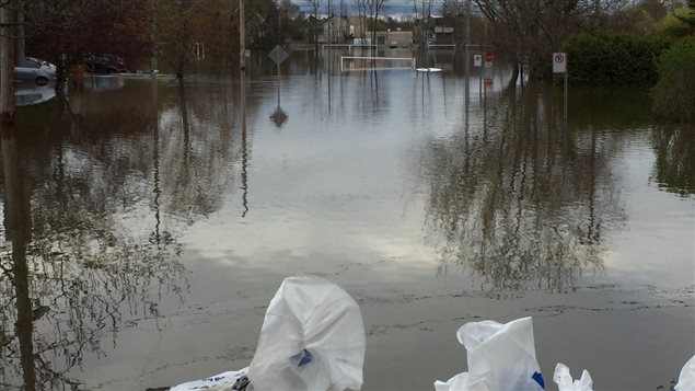 Cancha de fútbol inundada en Deux Montagnes.