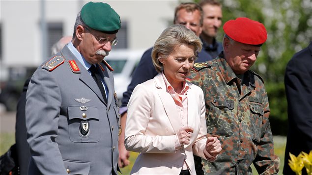 La ministra de Defensa durante una visita a un regimiento militar.
