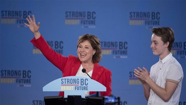 Christy Clark celebra la victoria del Partido Liberal en compañía de su hijo.