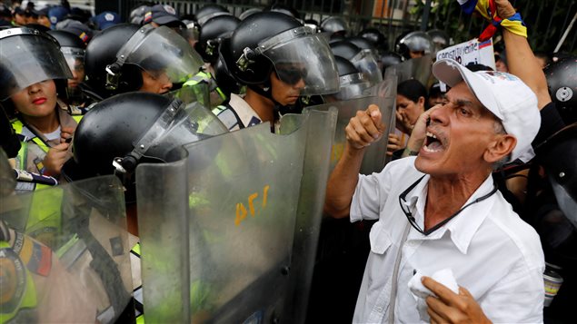 Enfrentamientos entre manifestantes y policías en Venezuela.