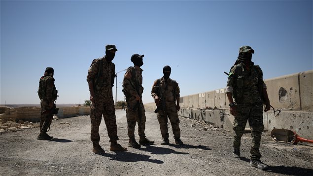 مقاتلون من "قوات سوريا الديمقراطية" في مدينة الطبقة في صورة مأخوذة اليوم. وكانت هذه القوات قد استعادت المدينة من تنظيم "الدولة الإسلامية" في وقت سابق من الأسبوع الحالي. 