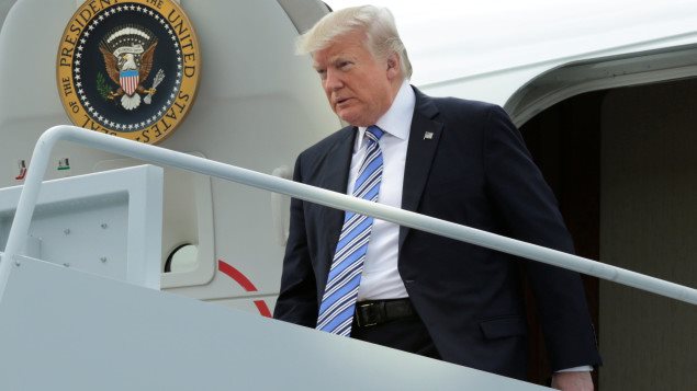Le président des États-Unis Donald Trump à sa sortie de l’avion Air Force One.