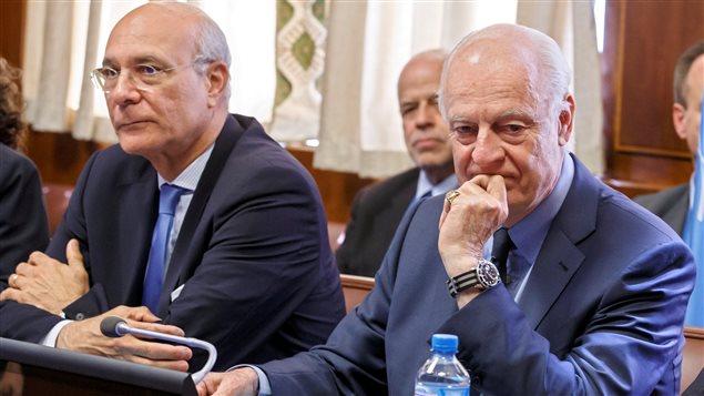 مبعوث الأمم المتحدة الخاص إلى سوريا ستافان دي ميستورا (إلى اليمين) ونائبه رمزي عزالدين رمزي يشاركان اليوم في جلسة مفاوضات مع وفد "الهيئة العليا للمفاوضات" (معارضة سورية) في إطار محادثات السلام السورية غير المباشرة في المقر الأوروبي للأمم المتحدة في جنيف. 