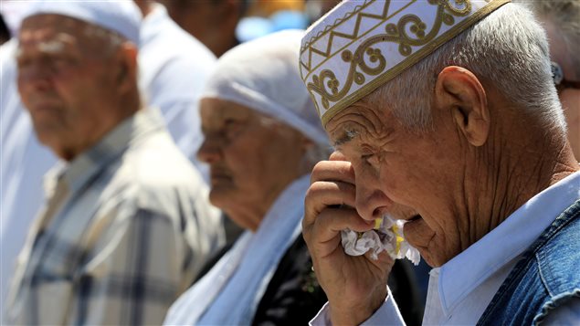People gather to commemorate the anniversary of the deportation of Crimean Tatars from Crimea to Central Asia in 1944, in Bakhchysarai district of Crimea, May 18, 2016. 