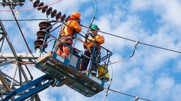 إصلاح أعطال شبكة نقل الكهرباء