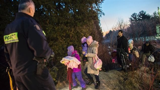 Une famille turque traverse la frontière entre les États-Unis et le Canada, du côté canadien en février 2017, près d’Hemmingford, Québec.