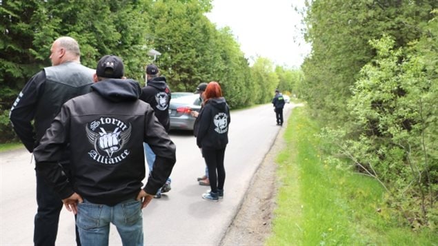Des membres du groupe d’extrême droite Storm Alliance surveillent le Chemin Roxham près de Hemmingford, Qc. à la frontière avec l’État de New York