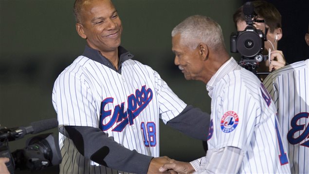 Apretón de manos entre el exgerente de los Expos, Felipe Alou y su hijo, Moisés Alou, ex jugador de los Expos, el 29 de marzo de 2014.