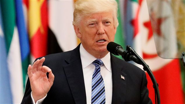 الرئيس الأميركي دونالد ترامب ملقياً خطابه في القمة العربية الإسلامية الأميركية في الرياض في 21 أيار (مايو) الجاري.