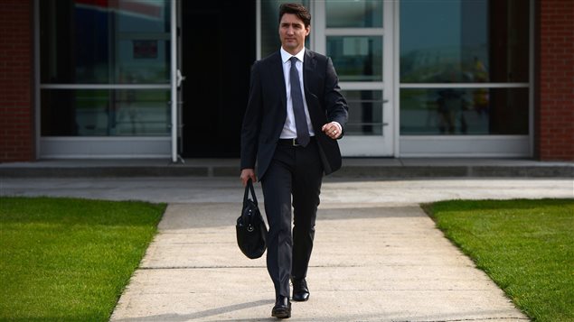 El primer ministro Justin Trudeau se dirige hacia el avión que lo llevará a Europa este miércoles 24 de mayo 2017.