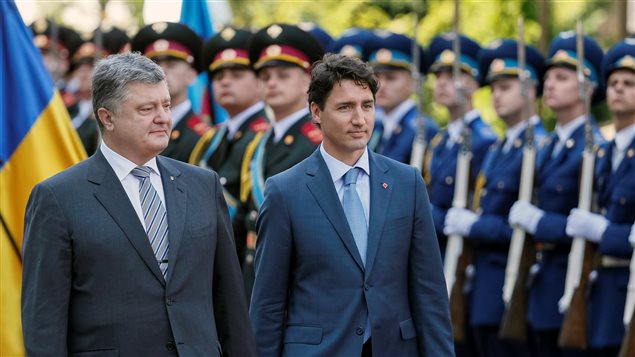 Ukraine’s President Petro Poroshenko (L) and Canada’s Prime Minister Justin Trudeau inspect the honour guard during a welcoming ceremony in Kiev, Ukraine, July 11, 2016.