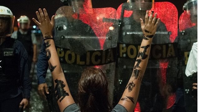 Manifestantes protestan contra el presidente brasileño, Michel Temer, frente al Palacio del Planalto, en Brasilia, el 18 de mayo de 2017. Temer enfrenta una creciente presión para renunciar.