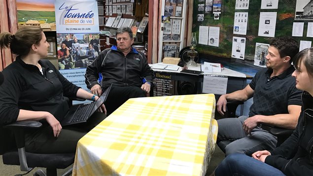 Discussion intergénérationnelle au Centre d'interprétation du Fort Ellice avec l'animatrice Carla Oliveira, un professeur à la retraite de l'École Saint-Lazare Mario Tanguay, un producteur agricole et professeur à l'École Saint-Lazare Jeremy Laferrière et une étudiante en géologie Gabrielle Fouillard Discussion intergénérationnelle au Centre d'interprétation du Fort Ellice avec l'animatrice Carla Oliveira, un professeur à la retraite de l'École Saint-Lazare Mario Tanguay, un producteur agricole et professeur à l'École Saint-Lazare Jeremy Laferrière et une étudiante en géologie Gabrielle Fouillard