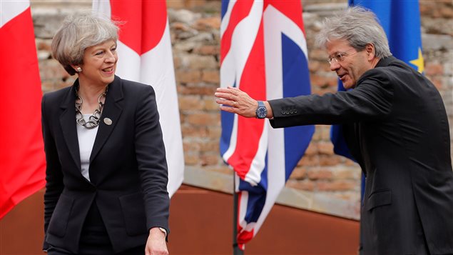 Theresa May arriesga su gobierno en las elecciones que se avecinan.
