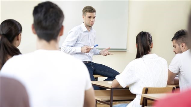 Un enseignant avec ses élèves dans une classe. 