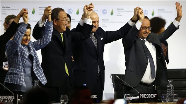 Christiana Figueres, secrétaire exécutive de la Convention-cadre des Nations unies sur les changements climatiques, Ban Ki-moon, secrétaire général des Nations unies, Laurent Fabius, président de la conférence de Paris, et François Hollande célèbrent la conclusion d’un accord sur le climat.