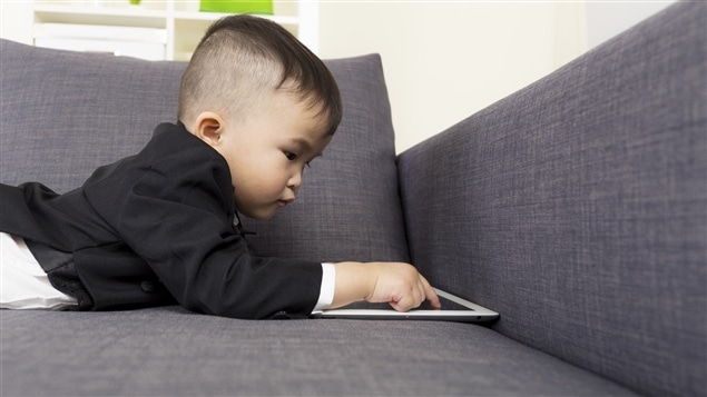 Un tout jeune enfant utilisant une tablette électronique.