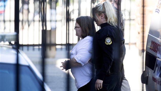Elizabeth Wettlaufer enters the Provincial courthouse in Woodstock, Ontario on June 1, 2017. 